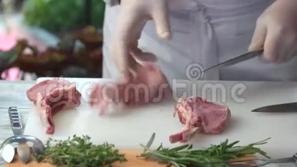 厨师和肉一起工作视频的预览图