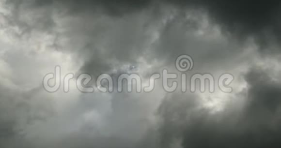 黑暗的阿尔托丘云的全景在多云的天空中缓慢地飞行视频的预览图