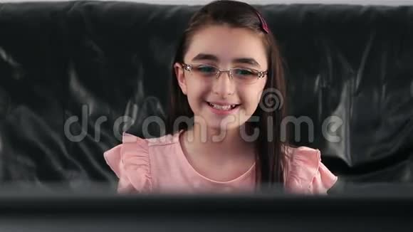 快乐的小女孩看电视视频的预览图