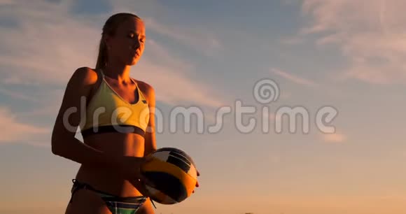 少女跳跃在沙滩上打排球动作慢视频的预览图