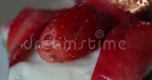 美味的甜点和新鲜草莓视频的预览图