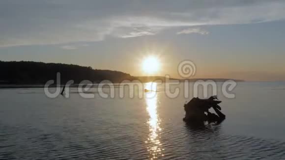 河上美丽的日落视频的预览图