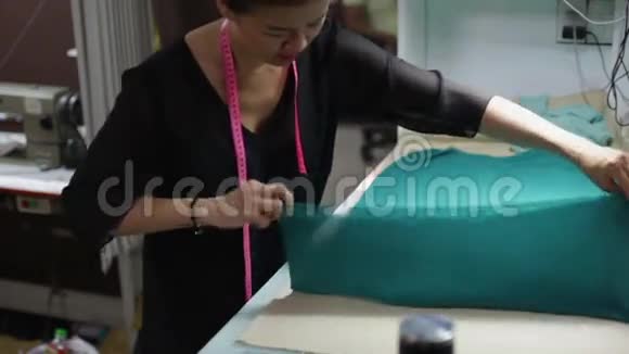 亚洲女裁缝时装设计师视频的预览图
