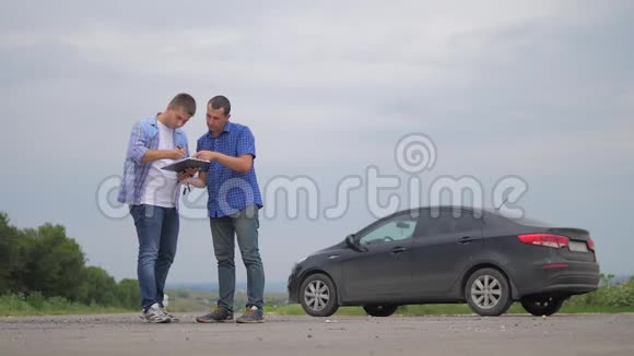 男人试驾车两个男人成交男卖家司机造车车险慢动作视频销售二手视频的预览图