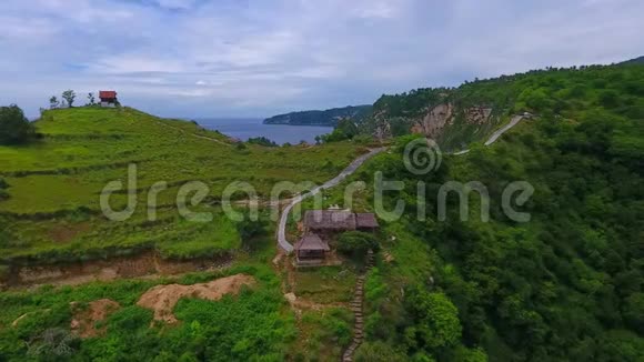 美丽的观点Kelingking海滩在努沙佩尼达岛巴厘岛印度尼西亚无人视野视频的预览图