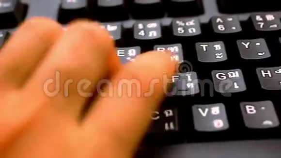 用泰语和泰语将女性手按在黑色键盘上视频的预览图