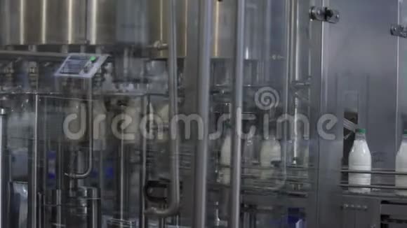 塑料瓶装满牛奶牛奶生产线视频的预览图