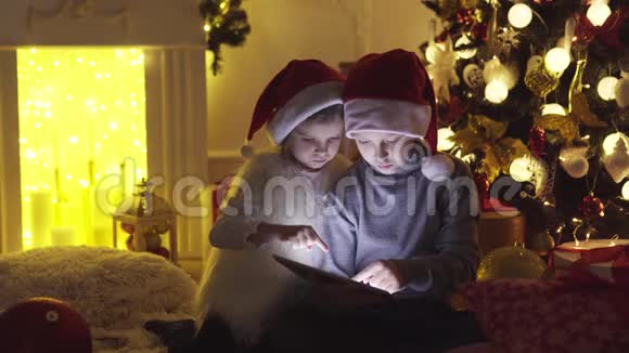 在圣诞树附近兴奋的孩子们视频的预览图
