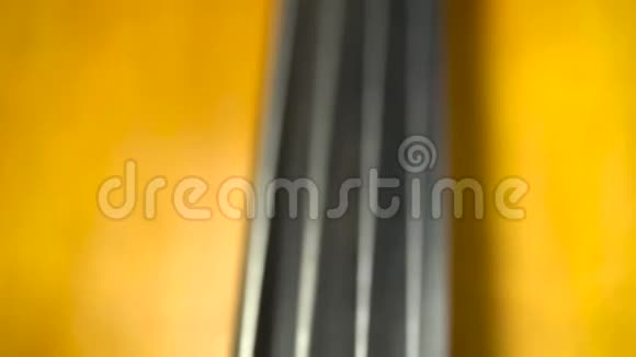 大提琴在近距离演奏视频的预览图