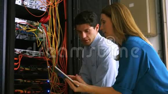 技术员在看打开的服务器储物柜视频的预览图