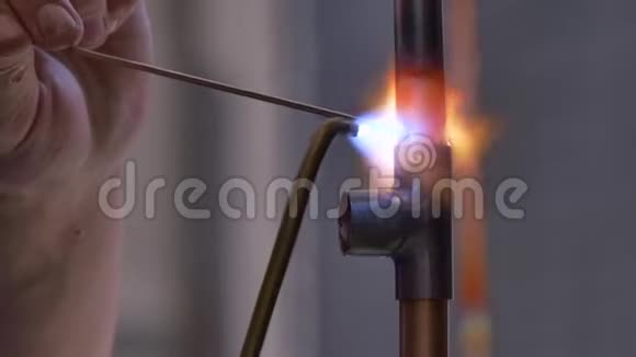 工厂金属焊接工人的手视频的预览图