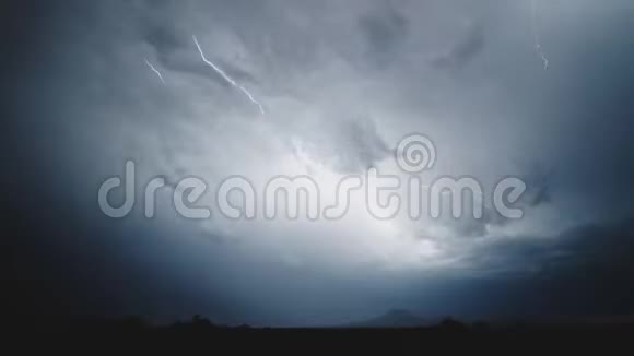 天空中的闪电天空中的放电视频的预览图