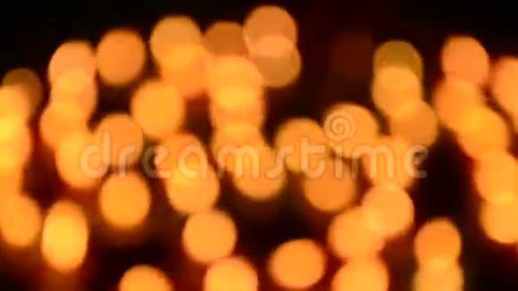 五彩斑斓的蜡烛漂浮在水面上为佛陀祈祷视频的预览图