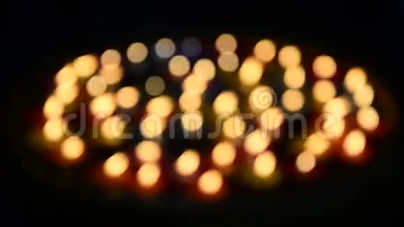 五彩斑斓的蜡烛漂浮在水面上为佛陀祈祷视频的预览图
