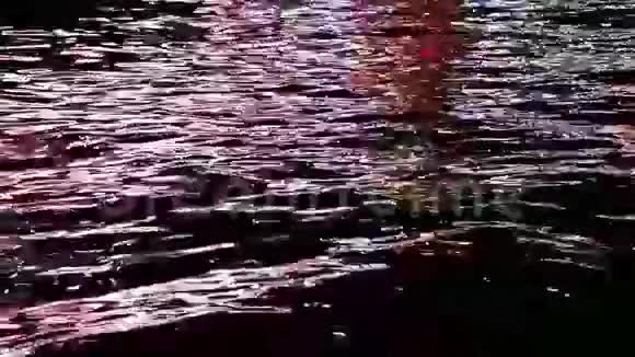 城市灯光在水中反射视频的预览图