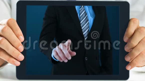 显示商人的平板电脑视频的预览图