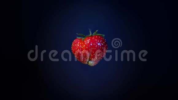 特写旋转红色草莓视频的预览图