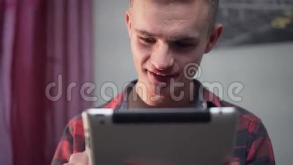 年轻有魅力的人使用平板电脑视频的预览图