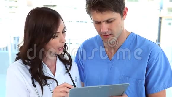 两个医生在谈论档案视频的预览图