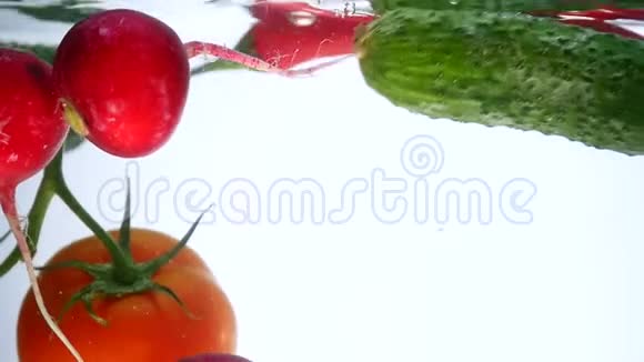 混合蔬菜在水中搅拌西红柿萝卜和黄瓜视频的预览图