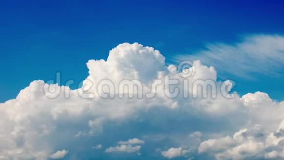 蓝色天空美丽的云空间美丽的时光流逝视频的预览图