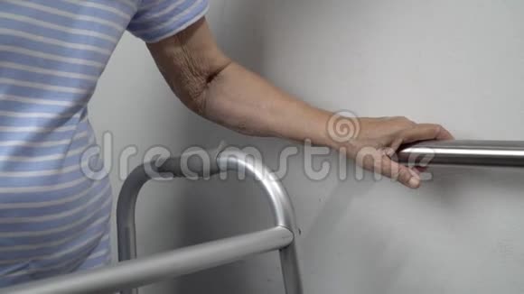 老年妇女手持扶手安全行走视频的预览图