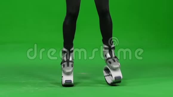 特写慢动作女腿训练在kangoo跳鞋视频的预览图