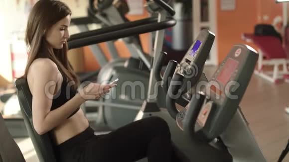 运动女孩在健身房视频的预览图