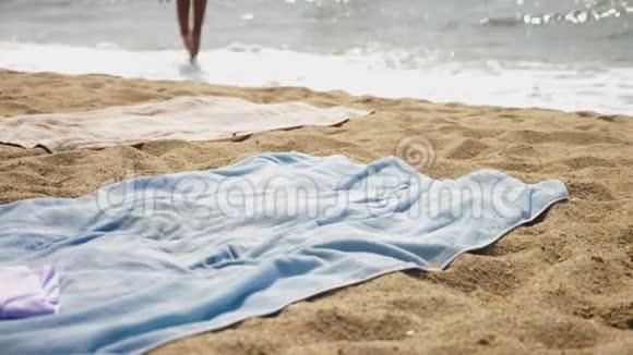 腿上的海沙和海浪放松在海洋海滩暑假视频的预览图
