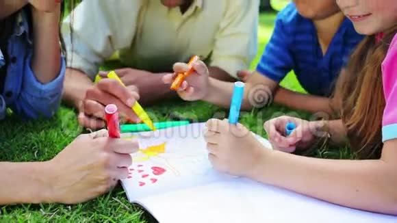 微笑着孩子们和他们的父母一起画画视频的预览图