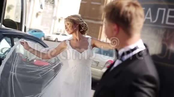 城里的婚礼情侣视频的预览图