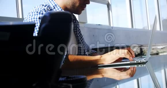 敏锐的执行人员使用笔记本电脑视频的预览图