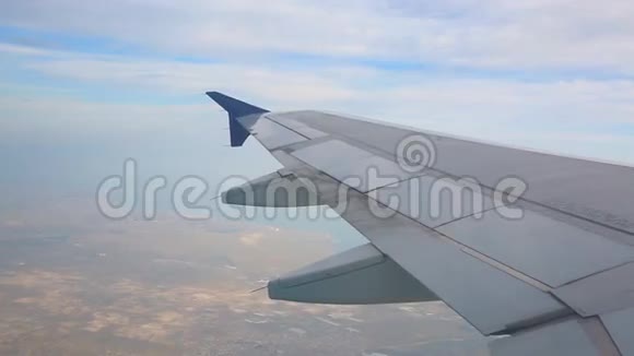 飞机在着陆飞机上飞行视频的预览图