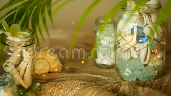 玻璃罐子里装满了贝壳珊瑚海洋物品还有船灯装饰用的梅花视频的预览图