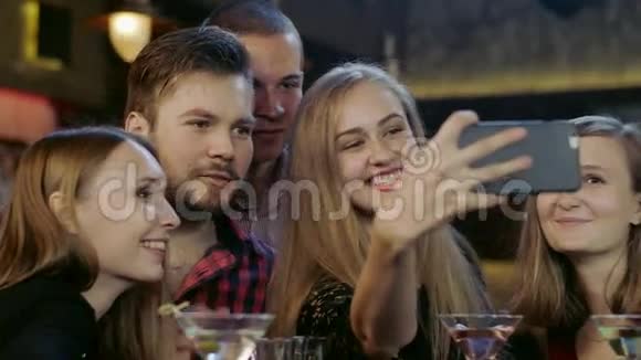 年轻人在酒吧里自拍视频的预览图