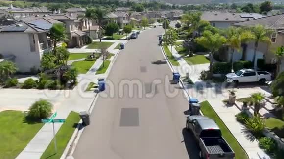 郊区有大别墅的街道视频的预览图