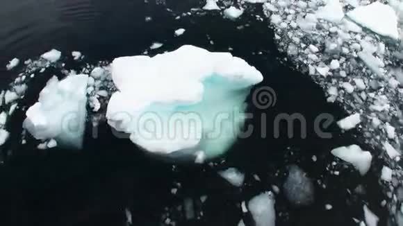 冰和小冰山漂浮在海洋表面视频的预览图
