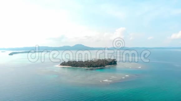 空中飞越珊瑚礁热带加勒比海绿松石碧水印度尼西亚苏门答腊巴尼亚克群岛顶级旅游游客视频的预览图