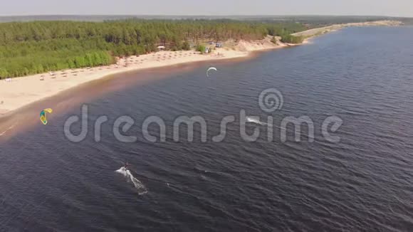 夏天河上的人从事风筝冲浪极限运动视频的预览图