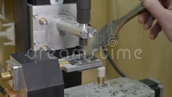 金匠的宏观切割和归档钢做一个戒指概念银风格生产视频的预览图