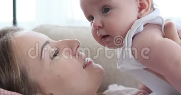 妈妈在家亲吻可爱的宝贝女儿视频的预览图