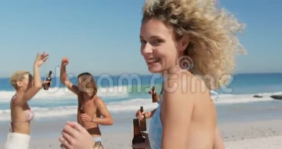 年轻的成年朋友在海滩跳舞视频的预览图