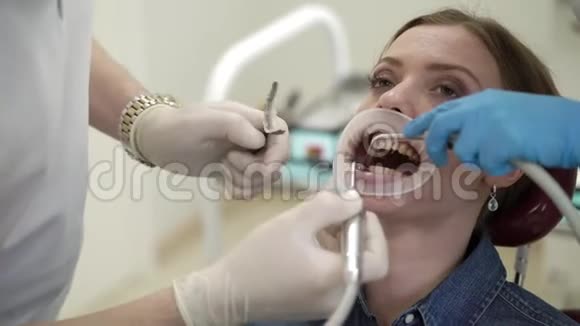 牙医的病人视频的预览图