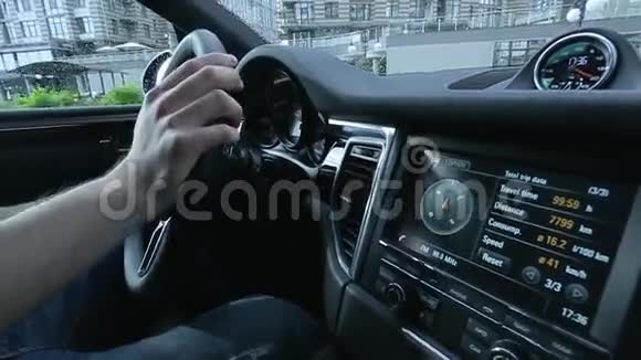 驾驶时汽车仪表板的视图视频的预览图