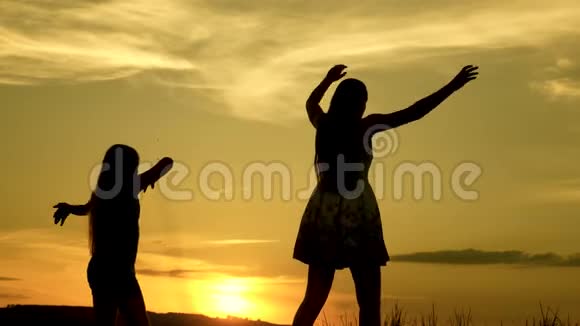 快乐的女孩在海滩上跳舞湖边的派对孩子们跳舞喜欢听音乐的漂亮女孩视频的预览图