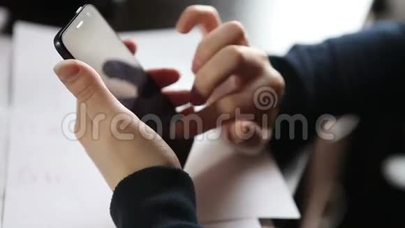 女人在智能手机上写信息视频的预览图