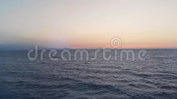 傍晚在日落的背景下出海视频的预览图