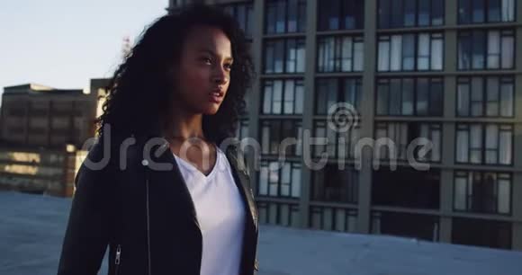 城市屋顶上时尚的年轻女人视频的预览图