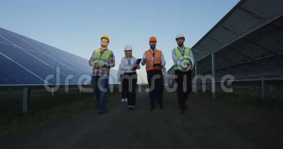 在太阳能农场行走的电工视频的预览图