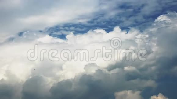 美丽的云空间天气美丽的流逝视频的预览图